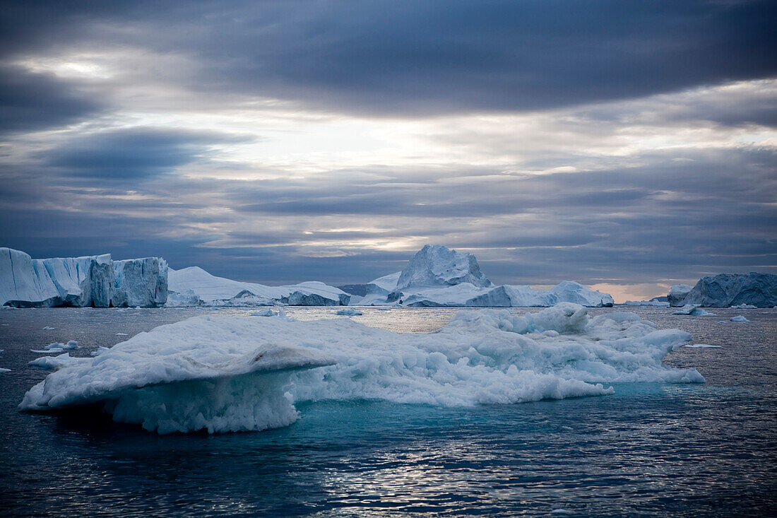 Eine Mitternachtsfahrt durch den Ilulissat-Eisfjord, eine der Unesco-Welterbestätten. Grönland.