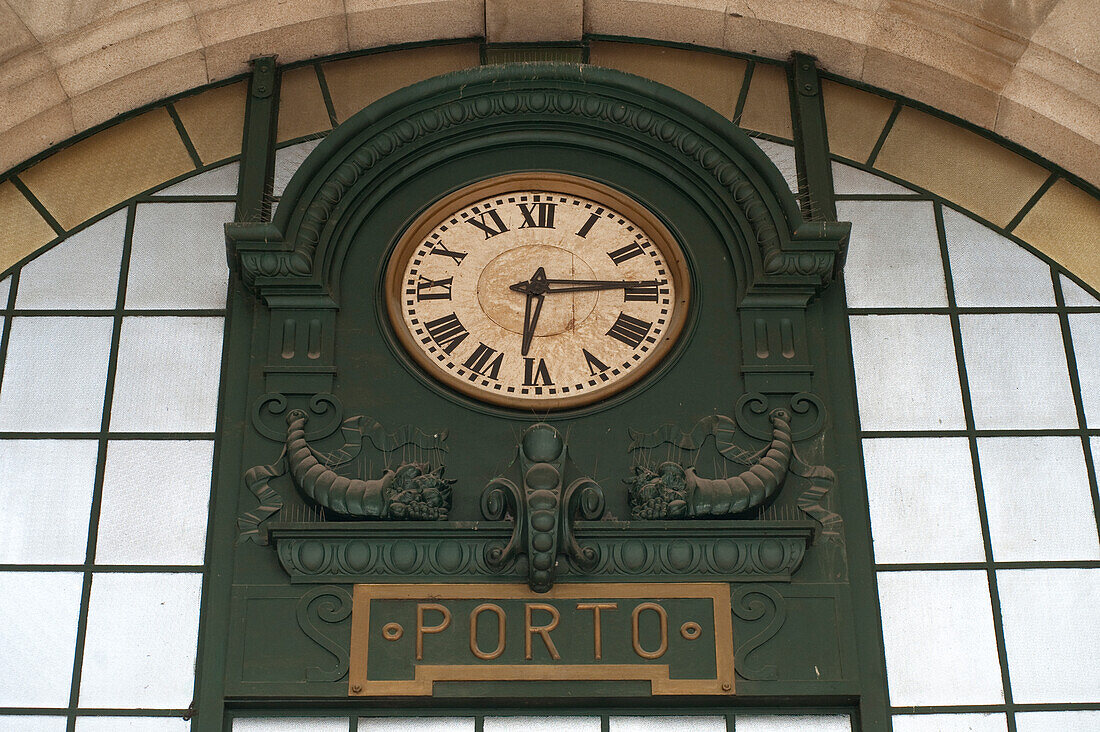Detail einer Uhr im Inneren des Hauptbahnhofs, Estacao Sao Bento, Porto, Portugal