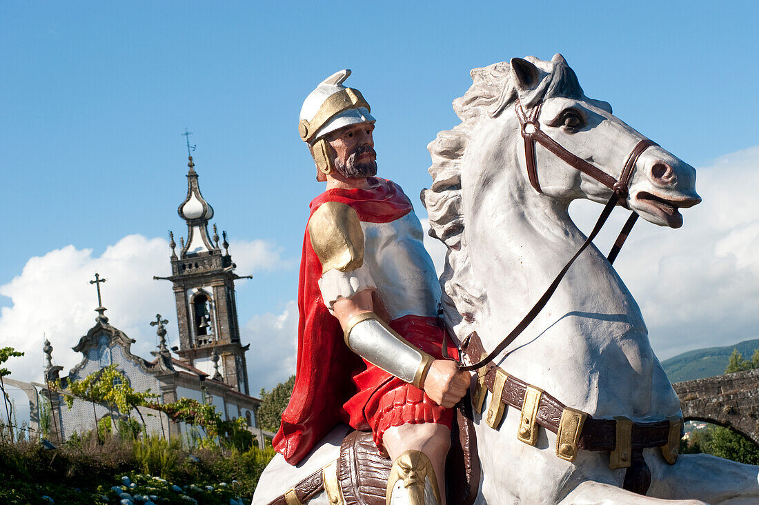 Römischer Soldat aus einer beliebten Legende neben dem Rio Lima, Ponte De Lima, Portugal