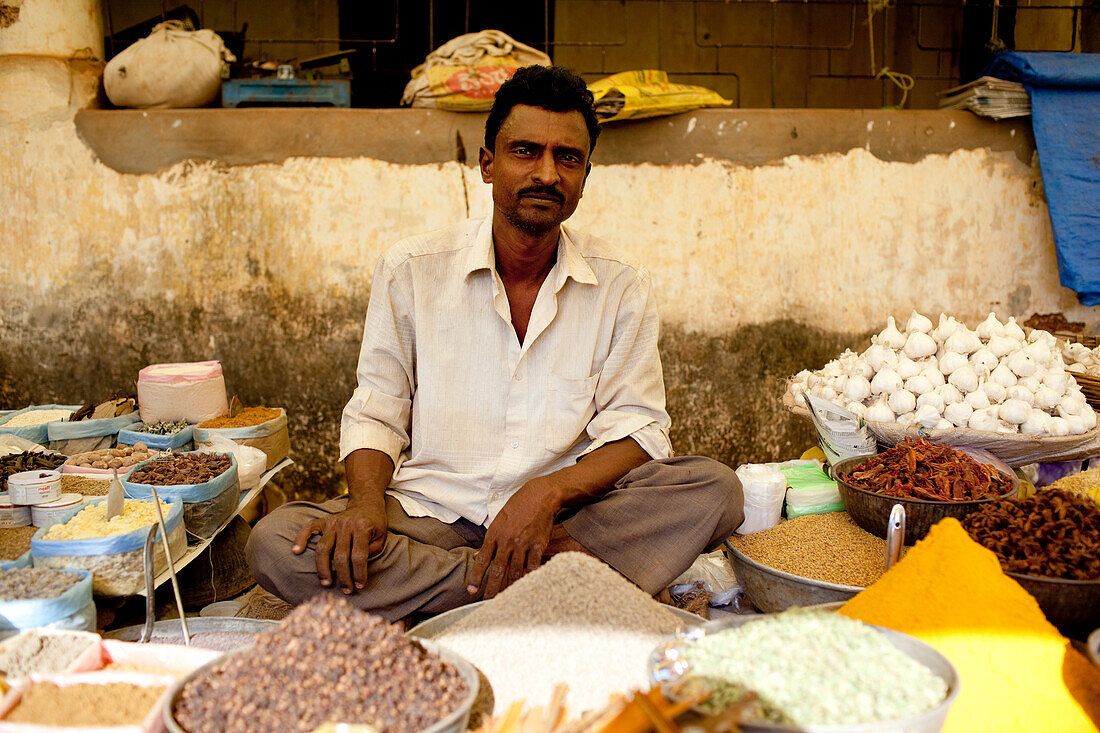 Verkäufer von Trockenprodukten auf dem Chaudi-Markt, Chaudi, Goa, Indien.