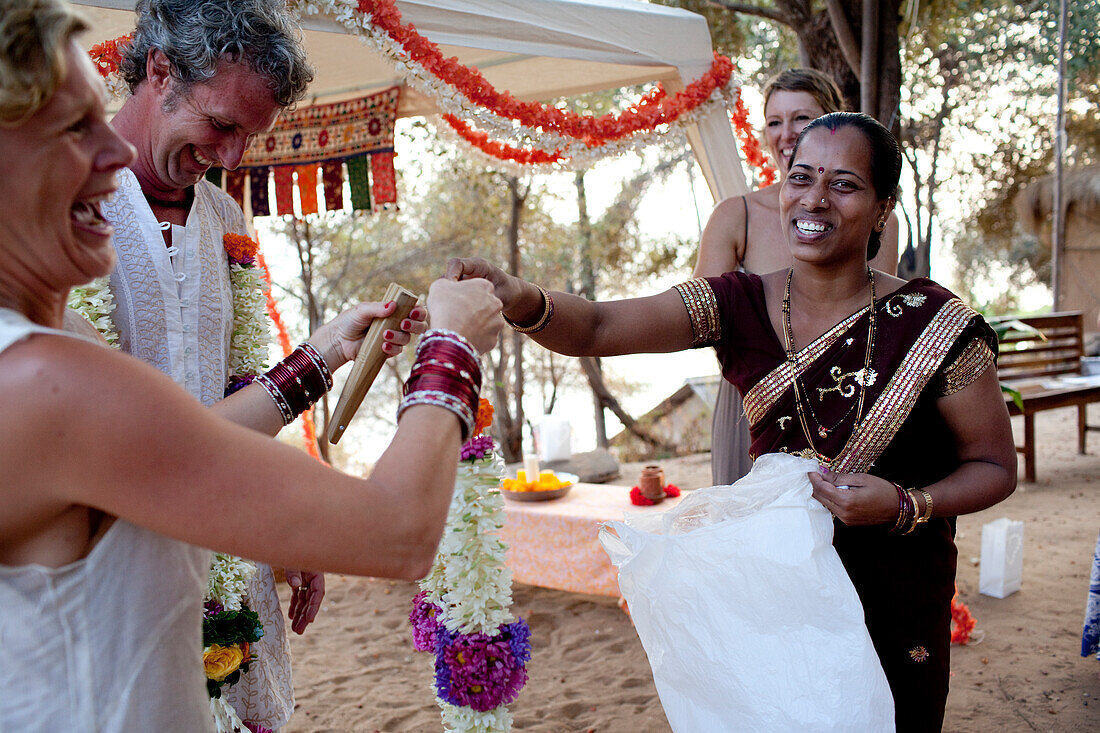 Ein westliches Paar hat eine spirituelle Hochzeitszeremonie im Harmonic Healing Centre, Patnum, Goa, Indien.