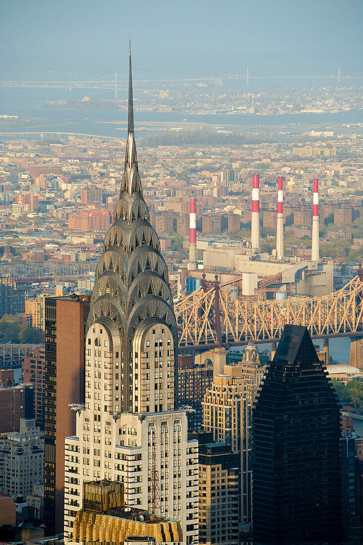 Ansichten von Manhattan und Crysler Building von der Spitze des Empire State Building, New York, USA