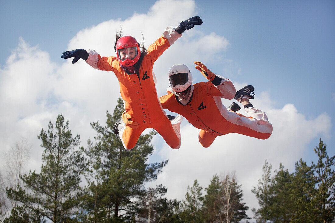 Zoe Griffin hebt am Aerodium in Sigulda, Lettland, in die Lüfte ab.