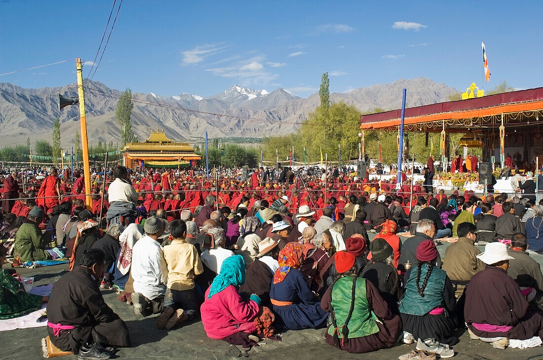 Menschenmengen warten auf den Dalai Lama. Der Dalai Lama verbrachte vier Tage im August in Leh, Ladakh. Ladakh ist eine buddhistische Enklave im Norden Indiens.