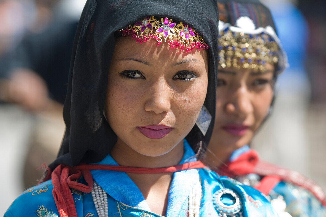 Schöne traditionelle Tänzerin bei der Eröffnungsparade des Ladakh-Festivals. Das Ladakh-Festival findet jedes Jahr in den ersten beiden Septemberwochen statt und zelebriert die lokale Kultur durch Tanz und Sport. Ladakh, Provinz Jammu und Kaschmir, Indien