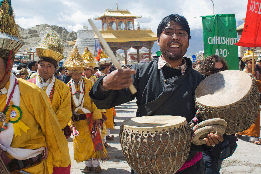 Ein Musiker spielt Daman (Trommeln) während der Eröffnungsparade des Festivals von Ladakh. Das Festival Ladakh findet jedes Jahr in den ersten beiden Septemberwochen statt und zelebriert die lokale Kultur durch Tanz und Sport. Ladakh,Provinz von Jammu und Kaschmir,I
