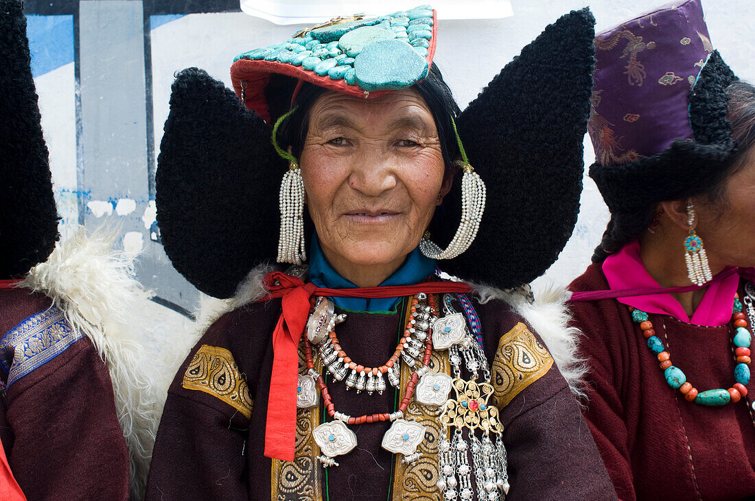 Traditioneller Tänzer bei der Eröffnungsparade des Ladakh-Festivals. Das Ladakh-Festival findet jedes Jahr in den ersten beiden Septemberwochen statt und zelebriert die lokale Kultur durch Tanz und Sport. Ladakh, Provinz Jammu und Kaschmir, Indien