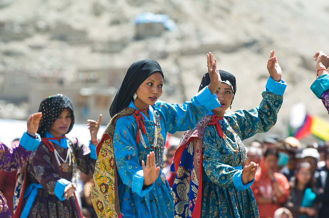 Traditionelle Tänzer bei der Eröffnungsparade des Ladakh-Festivals. Das Ladakh-Festival findet jedes Jahr in den ersten beiden Septemberwochen statt und zelebriert die lokale Kultur durch Tanz und Sport. Ladakh, Provinz Jammu und Kaschmir, Indien