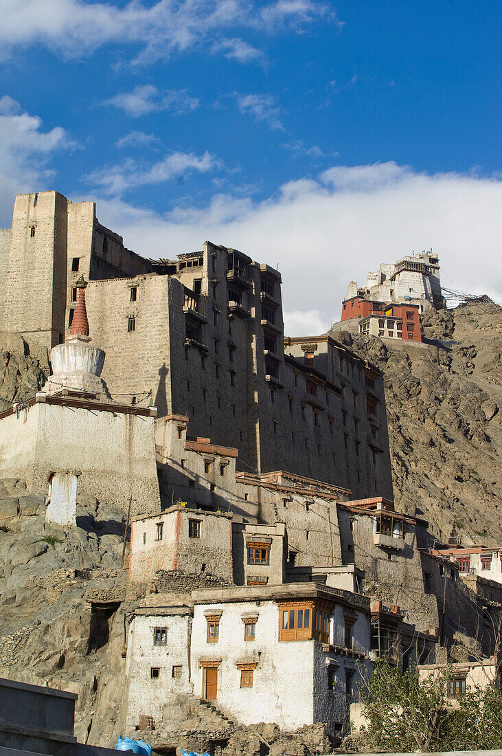 Der Leh-Palast und die Namgyal Tsemo Gompa. Leh war die Hauptstadt des Himalaya-Königreichs Ladakh, des heutigen Distrikts Leh im indischen Bundesstaat Jammu und Kaschmir. Leh liegt auf einer Höhe von 3.500 Metern (11.483 ft).