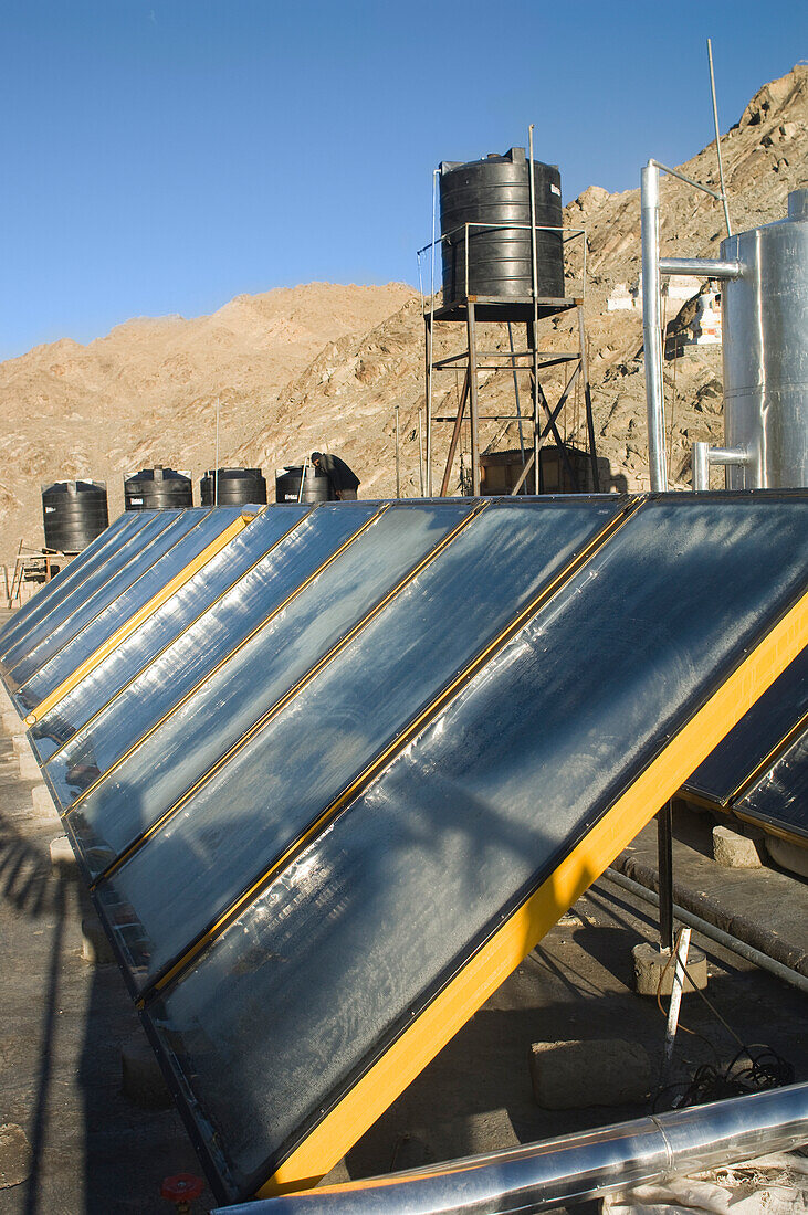 Solarkollektoren für die Wassererwärmung in einem Gästehaus in Leh. Leh war die Hauptstadt des Himalaya-Königreichs Ladakh, des heutigen Distrikts Leh im indischen Bundesstaat Jammu und Kaschmir. Leh liegt auf einer Höhe von 3.500 Metern (11.483 ft).