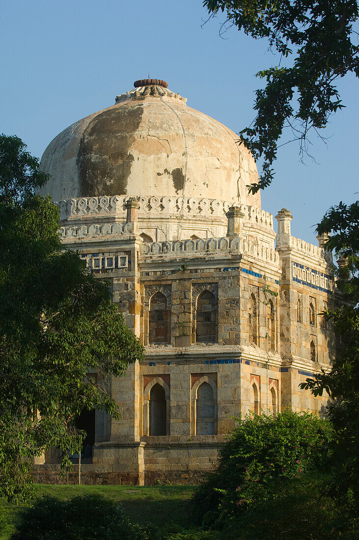Der Sheesh Gumbad, Lodi Gärten, Delhi. Lodi Gardens ist ein schöner Park in Delhi, der bei indischen Paaren und Familien sehr beliebt ist. Er erstreckt sich über 90 Hektar und beherbergt verschiedene Gräber der Lodi-Dynastie, die im 16. Jahrhundert über Nordindien herrschte, sowie die e