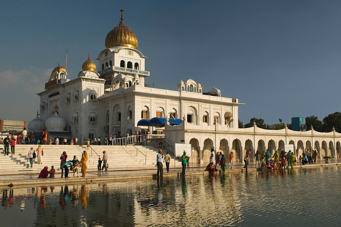 Verehrer im Gurudwara Bangla Sahib, einem Sikh-Tempel in Delhi. Gurudwara Bangla Sahib ist der bekannteste Sikh-Gurdwara in Delhi. Der Tempel hat eine schöne goldene Kuppel und ein heiliges Wasserbecken, das als Saroyar bekannt ist. Der heilige Schrein wurde erbaut