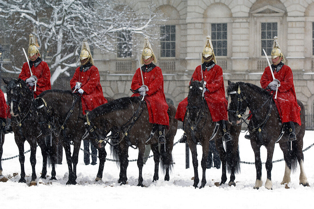 Soldaten der Life Guards bei der Horse Guard's Parade in einem Schneesturm,London,Großbritannien