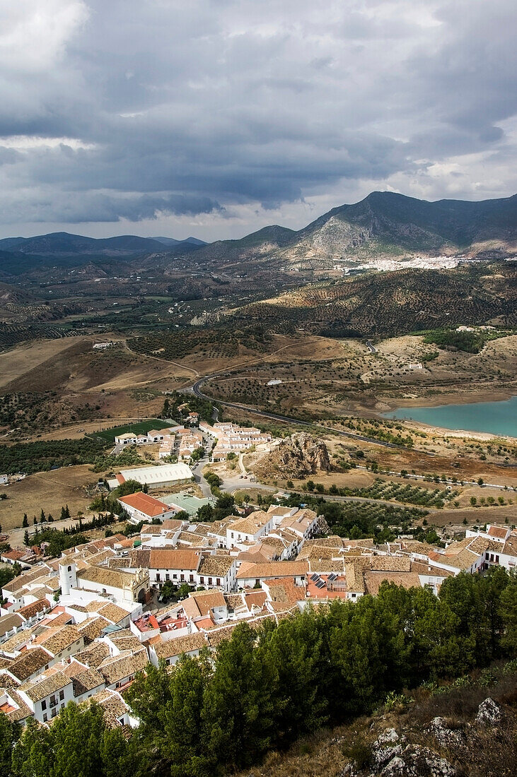 Das Dorf Zahara de la Sierra mit Blick auf den Zahara-Stausee und das Dorf Algodonales in der Ferne. Andalusien,Spanien