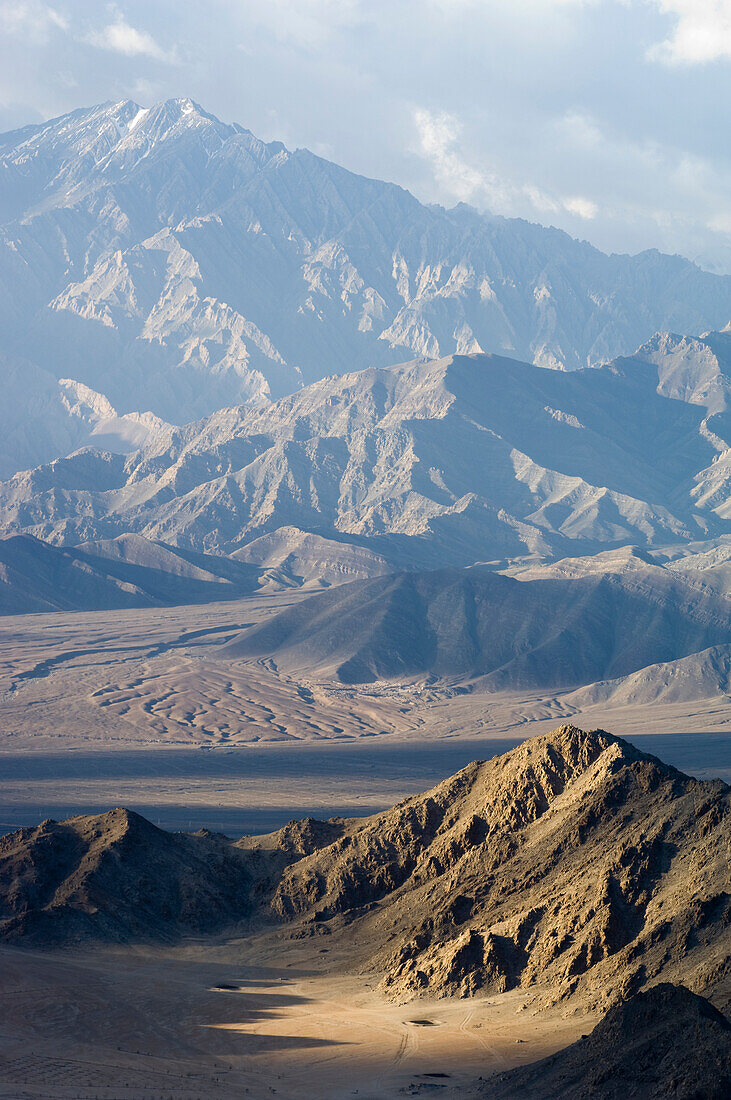 Blick über das Indus-Tal von der Shanti-Stupa (Friedensstupa). Leh war die Hauptstadt des Himalaya-Königreichs Ladakh, des heutigen Distrikts Leh im indischen Bundesstaat Jammu und Kaschmir. Leh liegt auf einer Höhe von 3.500 Metern (11.483 ft).