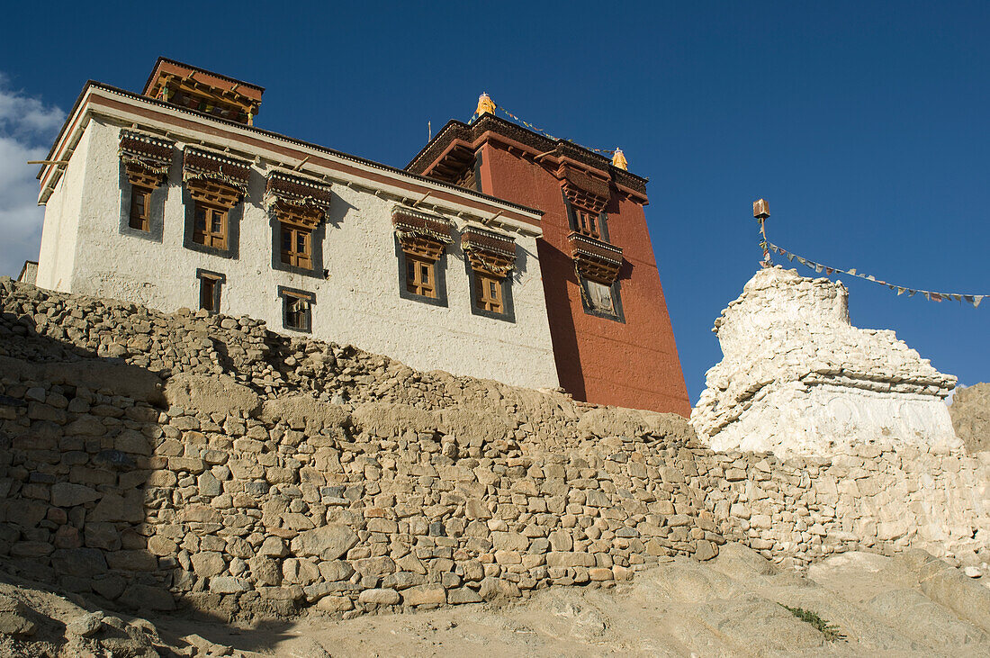 Buddhistische Gompa und Chorten in Leh. Leh war die Hauptstadt des Himalaya-Königreichs Ladakh, das heute zum Distrikt Leh im indischen Bundesstaat Jammu und Kaschmir gehört. Leh liegt auf einer Höhe von 3.500 Metern (11.483 ft).