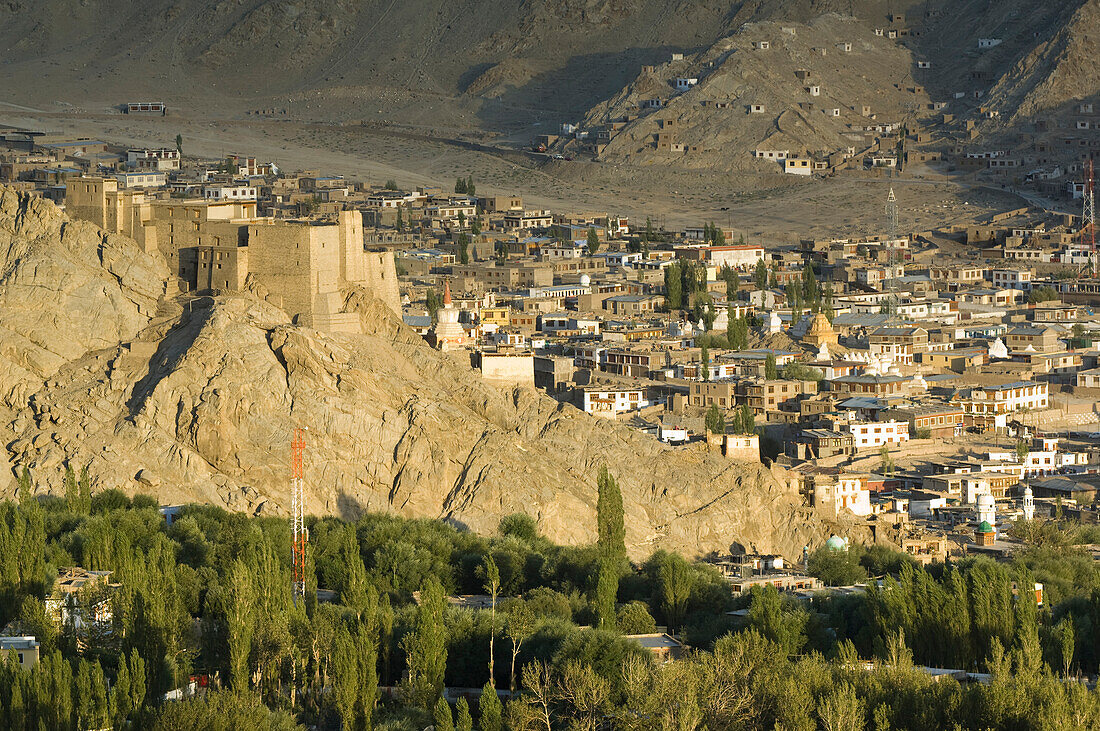 Leh Palace oberhalb der Altstadt von Leh. Leh war die Hauptstadt des Himalaya-Königreichs Ladakh, des heutigen Distrikts Leh im indischen Bundesstaat Jammu und Kaschmir. Leh liegt auf einer Höhe von 3.500 Metern (11.483 ft).