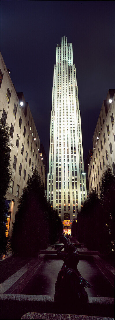 Usa,New York City,Von der 6Th Avenue,Midtown Manhattan,Panoramablick auf das Rockefeller Center bei Nacht