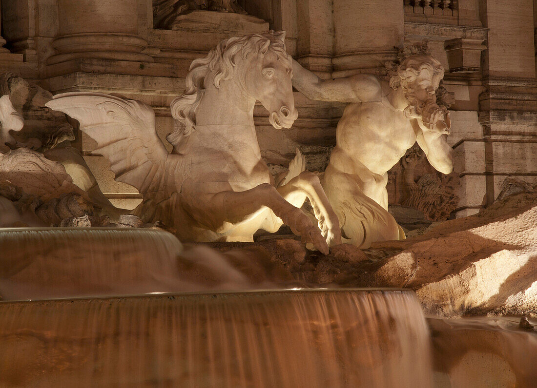 Italien,Seepferdchen-Statue, geführt von einem Triton am Trevi-Brunnen bei Nacht,Rom