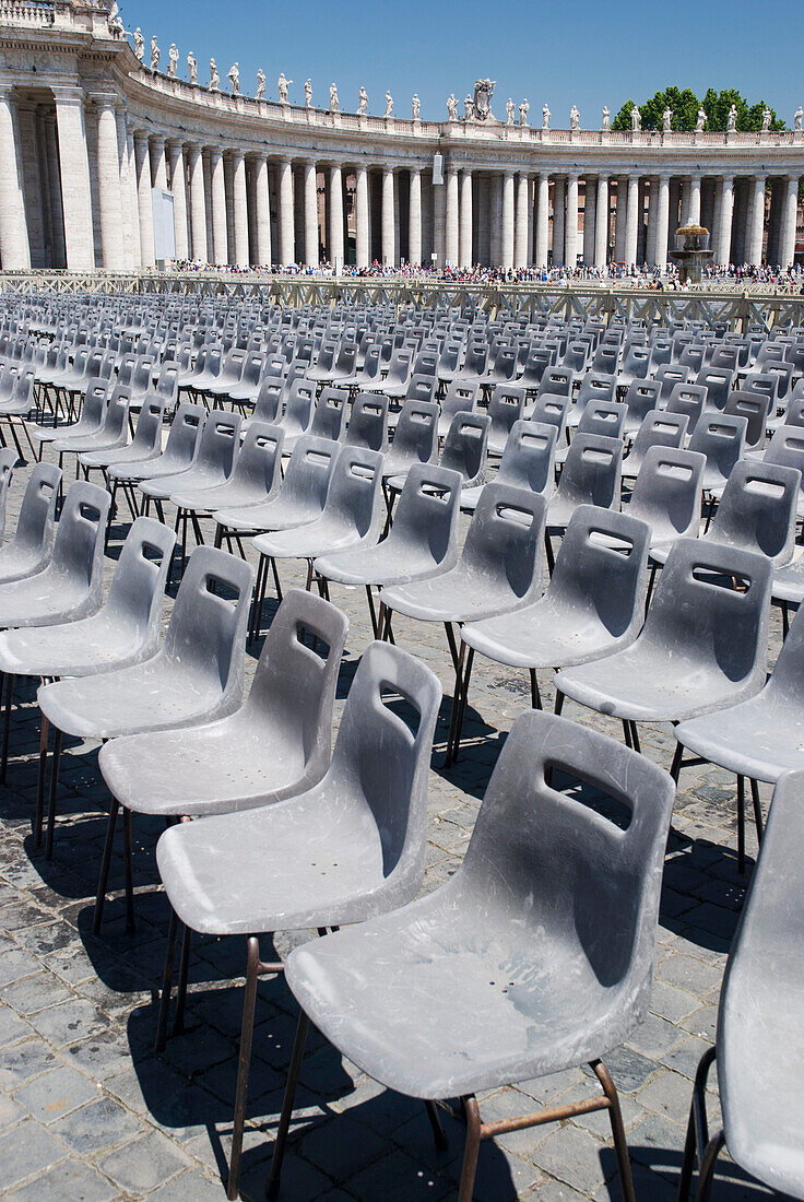 Italien,Außen Stühle und Säulen im Vatikan,Rom