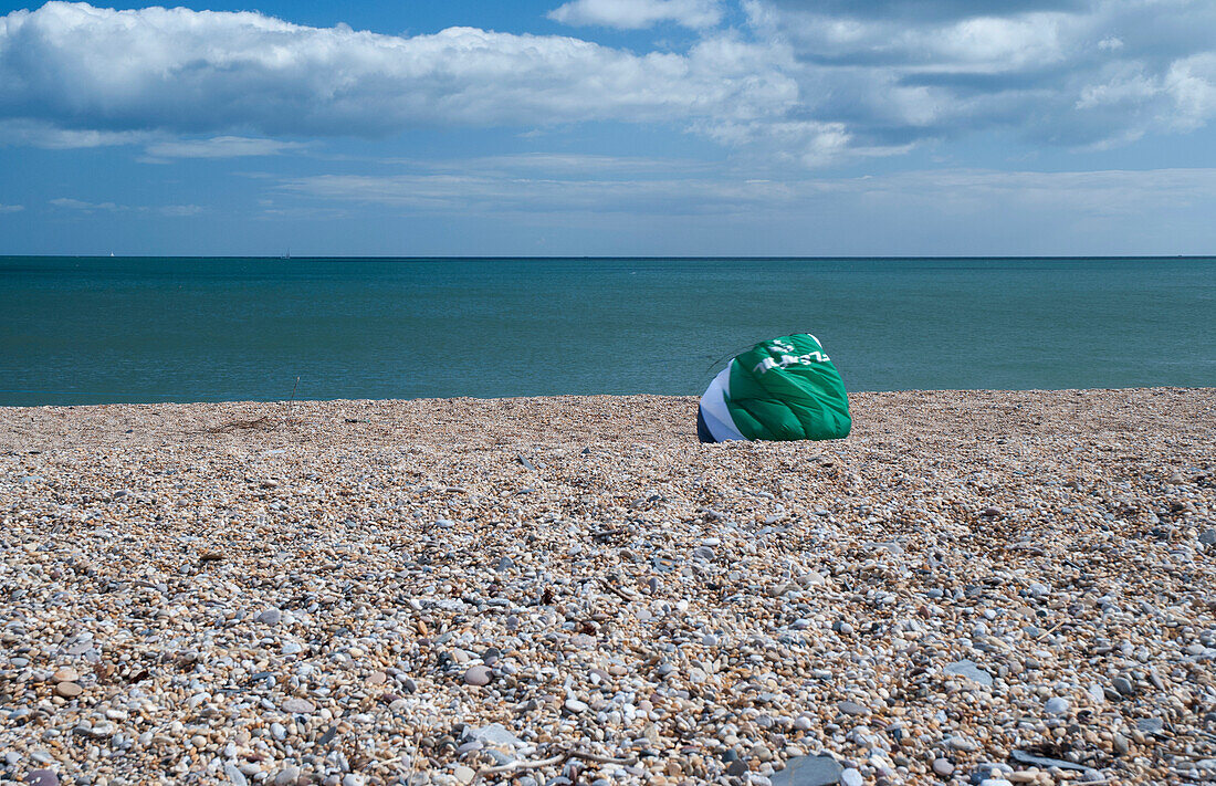 Uk,Gelandeter Drachen auf einem Kieselstrand,Devon