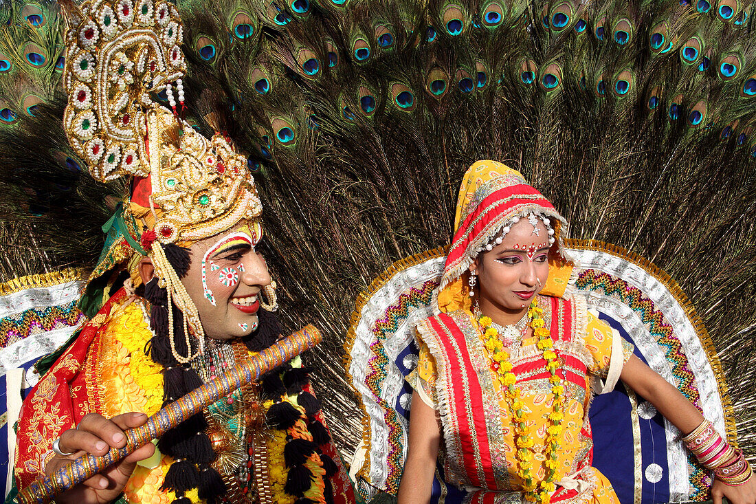 Musiker/Tänzer in der Rolle von Hindu-Gottheiten beim Elefantenfest, Jaipur, Hauptstadt von Rajasthan, Indien. Die Veranstaltung findet jährlich im Chaughan-Stadion innerhalb der alten Stadtmauer von Jaipur statt. Beliebtes Ereignis für Touristen, das am Tag vor dem indischen Fest stattfindet.