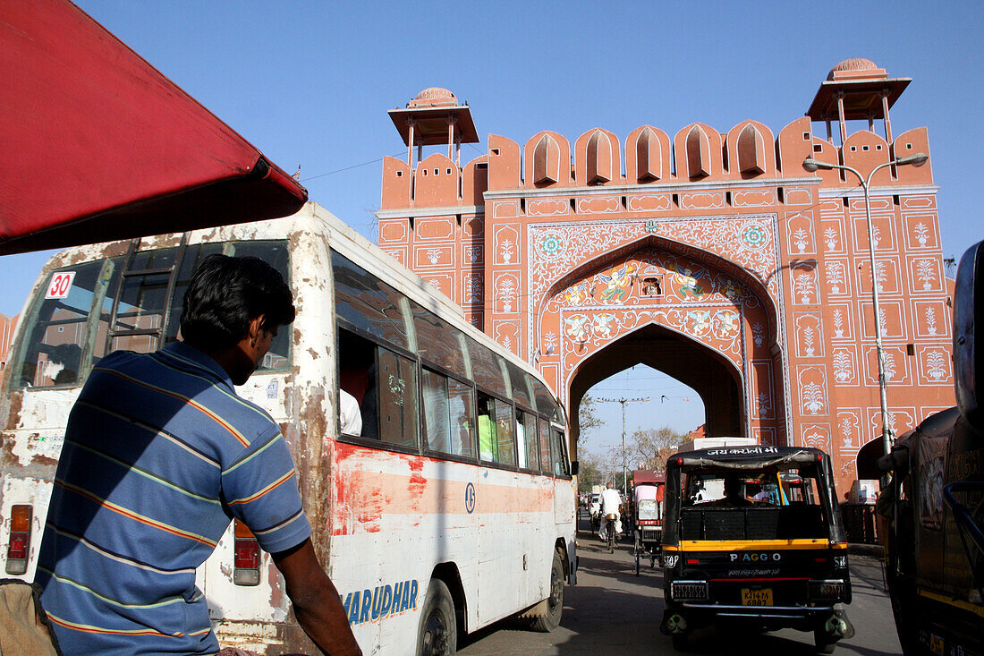 Ajmer Gate, das berühmteste Tor und der Eingang zur alten ummauerten Stadt in Jaipur, Hauptstadt von Rajasthan, Indien, März. Jaipur, Bundesstaat Rajasthan, Indien.
