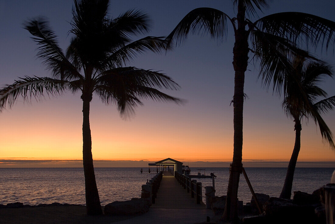 Sonnenaufgang über dem Pier und Bootsanleger der luxuriösen Cheeca Lodge in Islamorada, Florida Keys, Florida, Vereinigte Staaten von Amerika