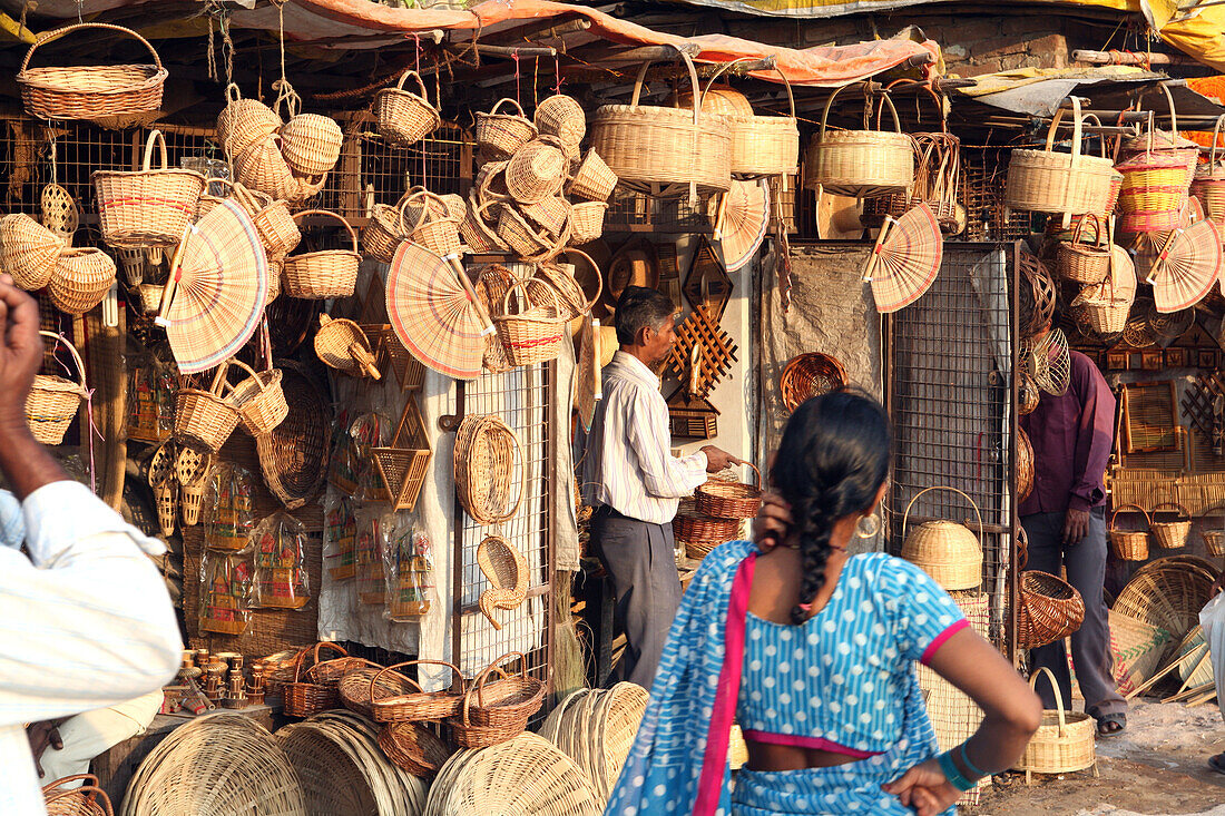 An diesem Stand in der Nähe der Badeghats werden handgefertigte Körbe und andere Waren zum Verkauf angeboten. Die Kultur von Varanasi ist eng mit dem Fluss Ganges und dessen religiöser Bedeutung verbunden: Sie ist die "religiöse Hauptstadt Indiens" und ein wichtiger Pilgerort.