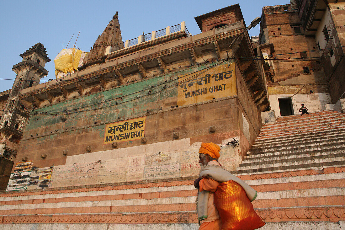 Heiliger Hindu-Sadhu am Munshi Ghat, einem der berühmten Badeghats am Ufer des Ganges. Die Kultur von Varanasi ist eng mit dem Ganges und seiner religiösen Bedeutung verbunden: Sie ist die "religiöse Hauptstadt Indiens" und ein wichtiger Pilgerort.