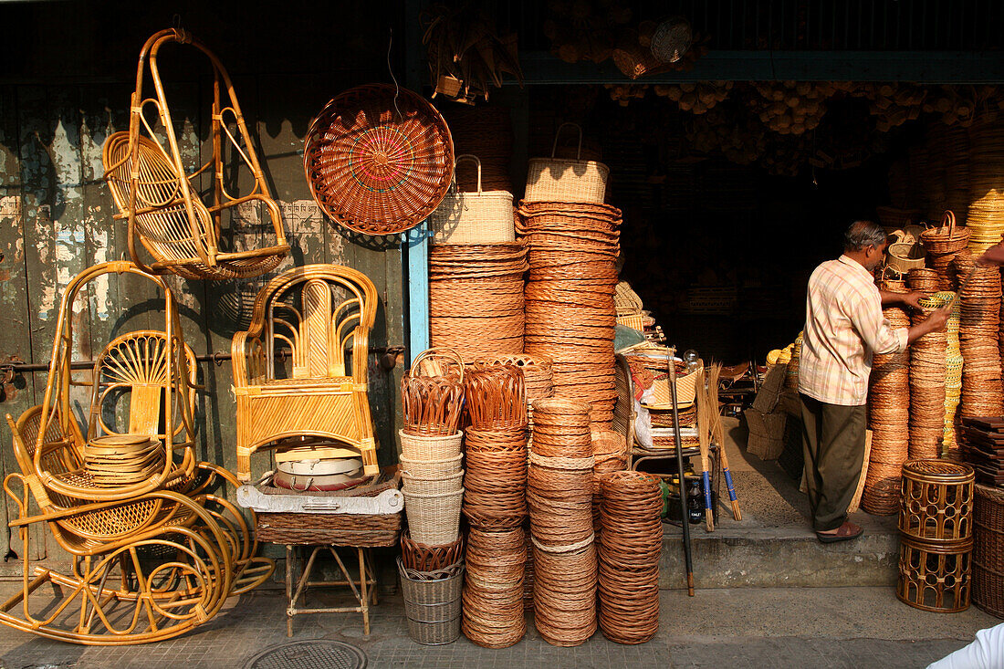 Korbwaren zum Verkauf in diesem Geschäft am New Market in der Nähe der Sudder Street, einem beliebten Viertel für preiswerte Unterkünfte für Rucksacktouristen in Kalkutta / Kolkata, der Hauptstadt des Bundesstaates Westbengalen, Indien, Asien.