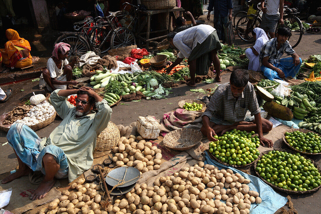 Obst und Gemüse zum Verkauf auf der Straße neben dem New Market in der Nähe der Sudder Street, einem beliebten Viertel für preiswerte Unterkünfte für Rucksacktouristen in Kalkutta / Kalkutta, der Hauptstadt des Bundesstaates Westbengalen, Indien, Asien.