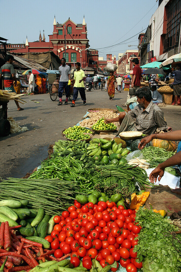 Obst und Gemüse zu verkaufen in der Straße neben dem New Market in der Nähe der Sudder Street, einem beliebten Viertel für preiswerte Unterkünfte für Rucksacktouristen in Kalkutta / Kalkutta, der Hauptstadt des Bundesstaates Westbengalen, Indien, Asien.
