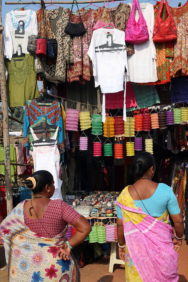 Auf dem weltberühmten Anjuna-Flohmarkt, der mittwochs am Anjuna-Strand im Bundesstaat Goa, Indien, Asien, stattfindet.