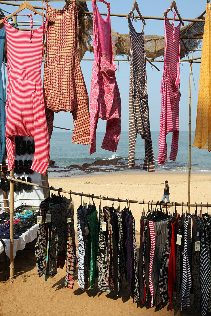 Auf dem weltberühmten Anjuna Flea Market, der mittwochs am Anjuna Beach im Bundesstaat Goa, Indien, Asien, stattfindet.