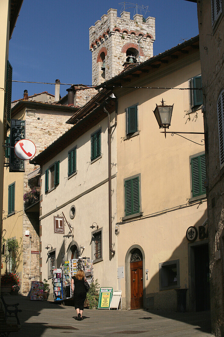 Hauptstraße im Zentrum von 'radda in Chianti', einer schönen kleinen Stadt und einer berühmten Region, die für ihren Chianti-Wein bekannt ist, in der Toskana. Italien. Juni.
