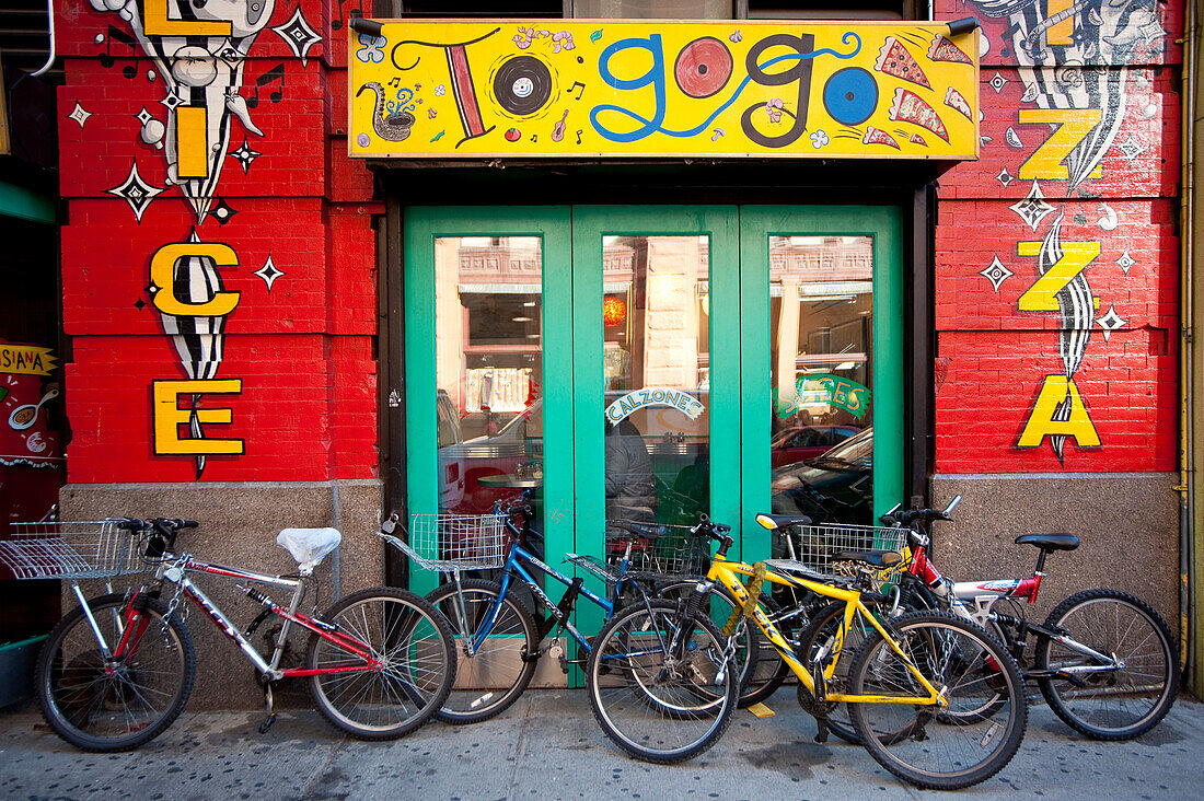 Fahrräder vor einer Pizzeria im West Village, Manhattan, New York, USA