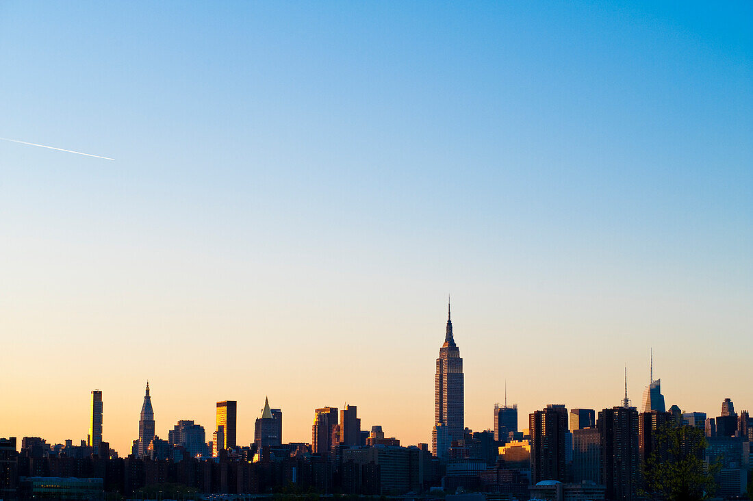 Ansichten von Manhattan und dem Empire State Building aus dem East River State Park in der Abenddämmerung, Williamsburg, Brooklyn, New York, USA