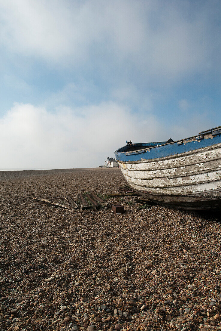 Fischerboot am Strand von Aldeburgh an Land gezogen,Suffolk,Uk