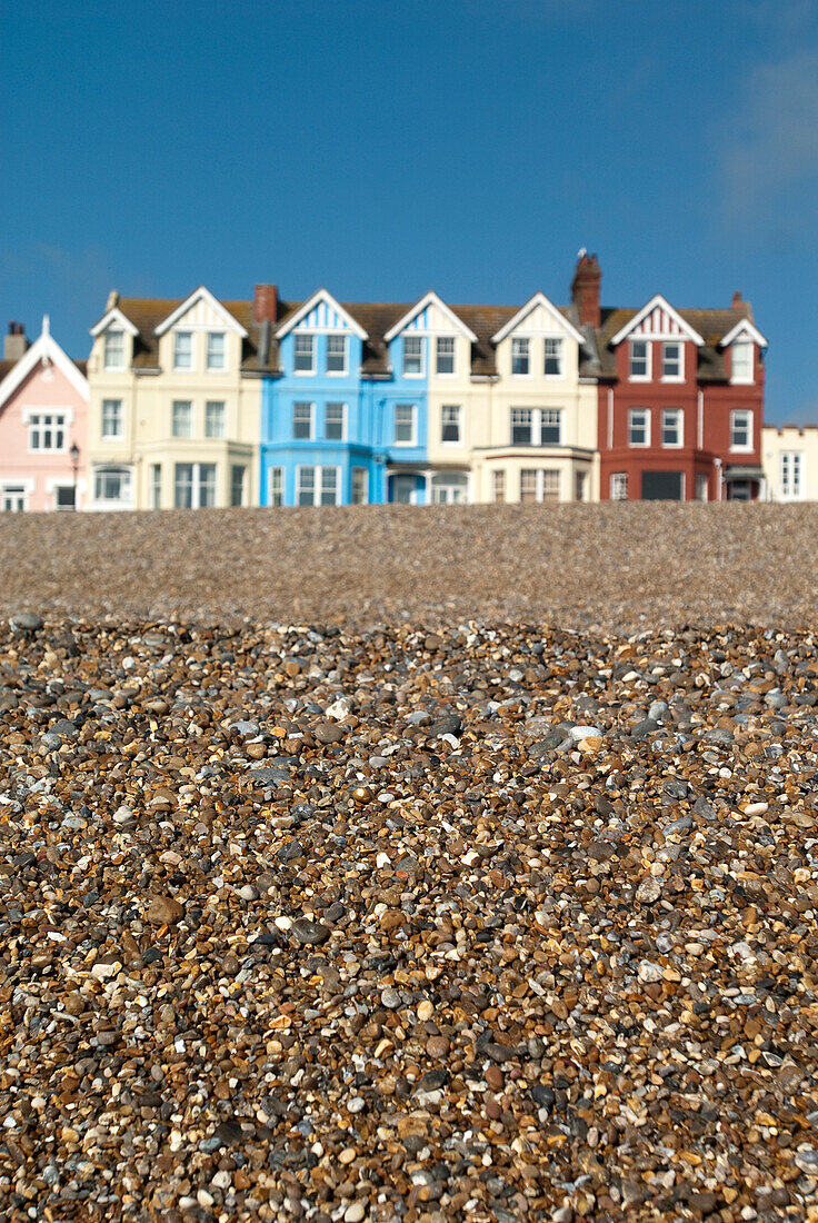 Traditionelle viktorianische Häuser direkt am Meer am Kieselstrand von Aldeburgh, Suffolk