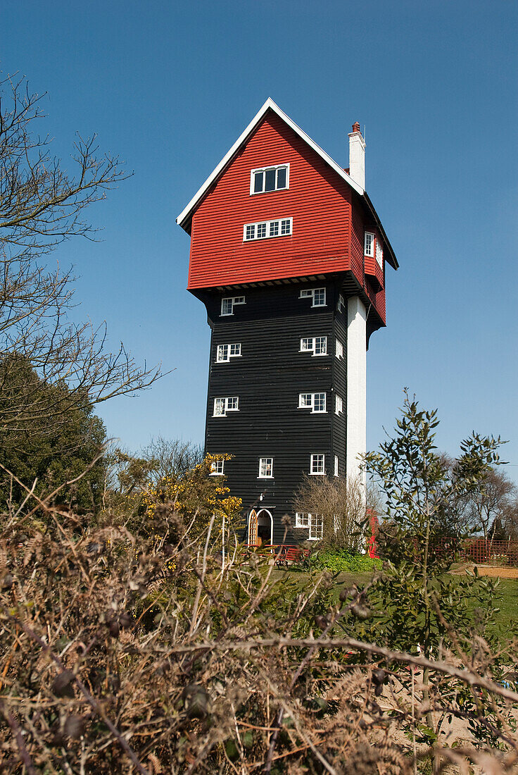 Das Haus in den Wolken", ein ehemaliger als Haus getarnter Wasserspeicherturm, der 1923 von der Braithwaite Engineering Company aus London errichtet wurde. Nach umfangreicher Renovierung wird es jetzt als Ferienhaus genutzt, Thorpeness, Suffolk, Großbritannien