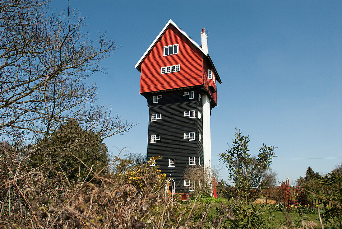 Das Haus in den Wolken", ein ehemaliger als Haus getarnter Wasserspeicherturm, der 1923 von der Braithwaite Engineering Company aus London gebaut wurde. Nach umfangreicher Renovierung wird es jetzt als Ferienhaus genutzt, Thorpeness, Suffolk, Großbritannien