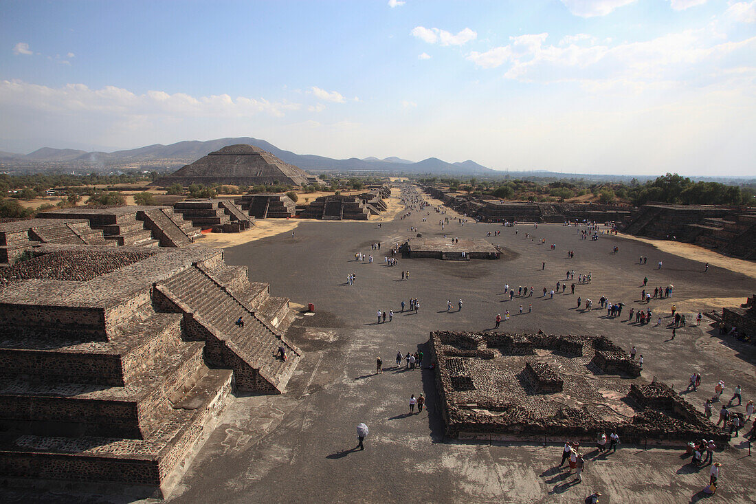 In der Nähe von Mexiko-Stadt, Mexiko, archäologische Stätte Teotihuacan, Blick von der Spitze der Mondpyramide entlang der Straße der Toten