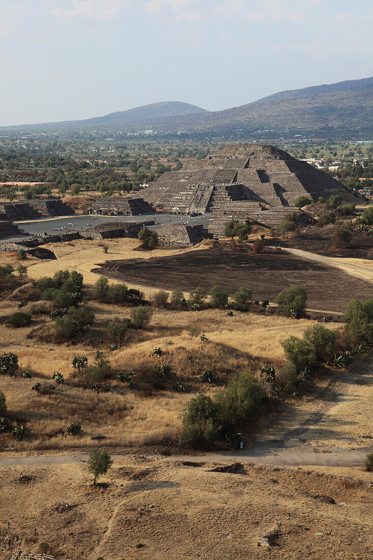 In der Nähe von Mexiko-Stadt, Mexiko, archäologische Stätte von Teotihuacan, Blick von der Sonnenpyramide auf die Mondpyramide