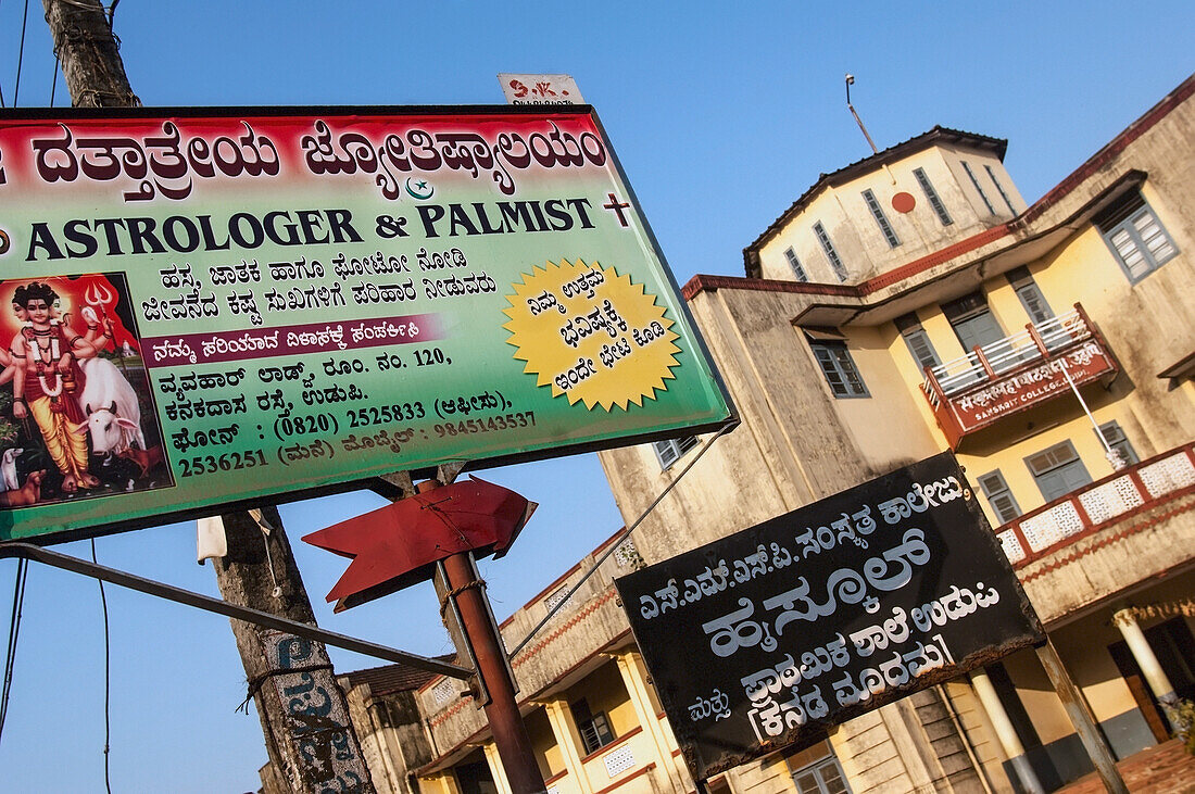 Indien,Karnataka,Werbeschild für Astrologen und Handleser,Udupi