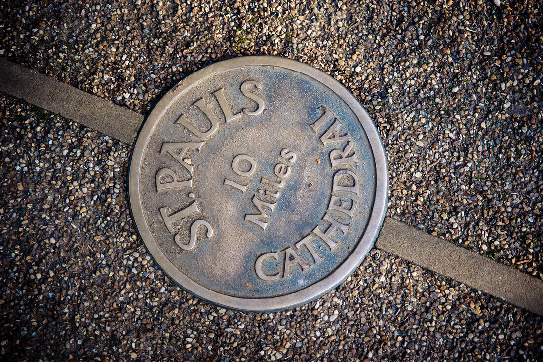 UK,England,Richmond,London,Richmond Park,King Henry's Mound,Kilometerstand-Schild