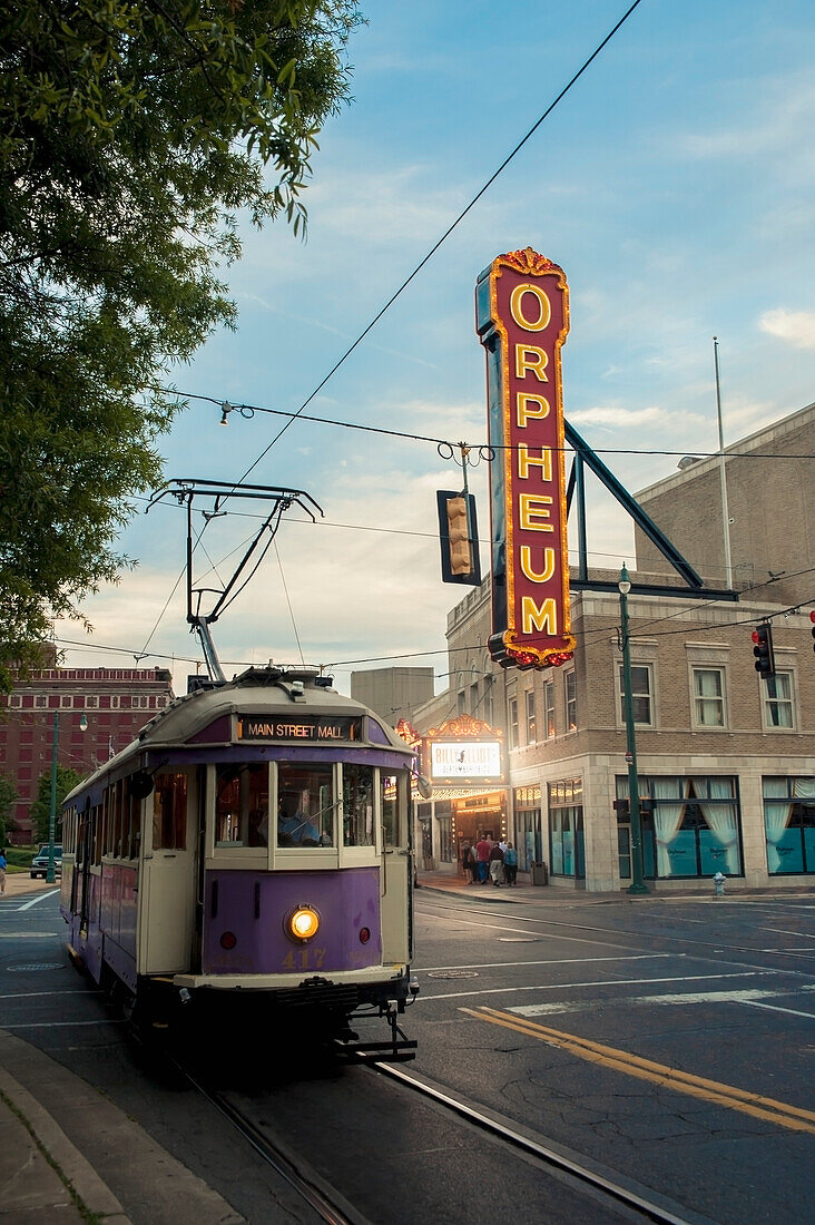 USA,Tennessee,Alte Straßenbahn in der Nähe des Orpheum Theaters,Memphis