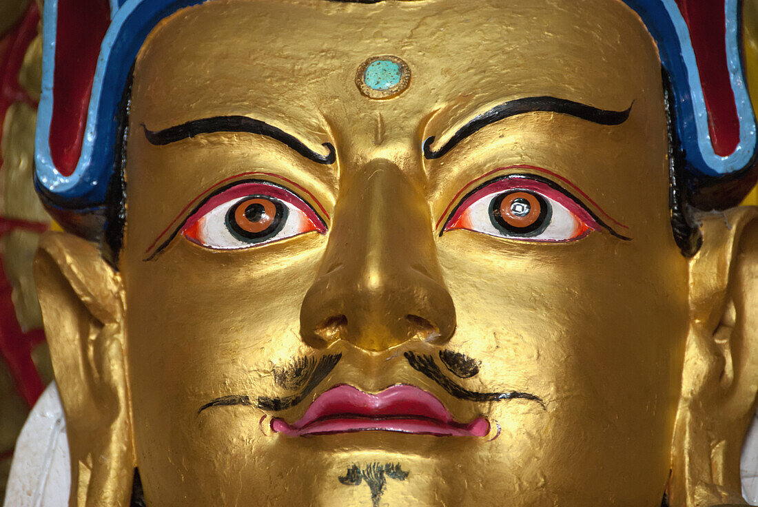 Indien, West-Sikkim, Statue von Guru Rinpoche (Padmasambhava) in der Old Ralang Gompa. Sie wurde 1768 erbaut. Das Kloster gehört der Karma-Kagyü-Sekte an, Rabon (Ravangla)