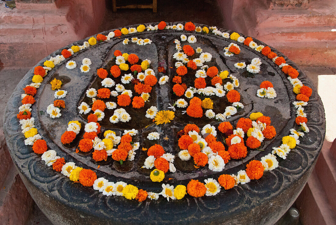 Indien,Bihar,Mit Blumen bedeckte Füße von Buddha außerhalb des Mahabodhi-Tempels,Bodhgaya