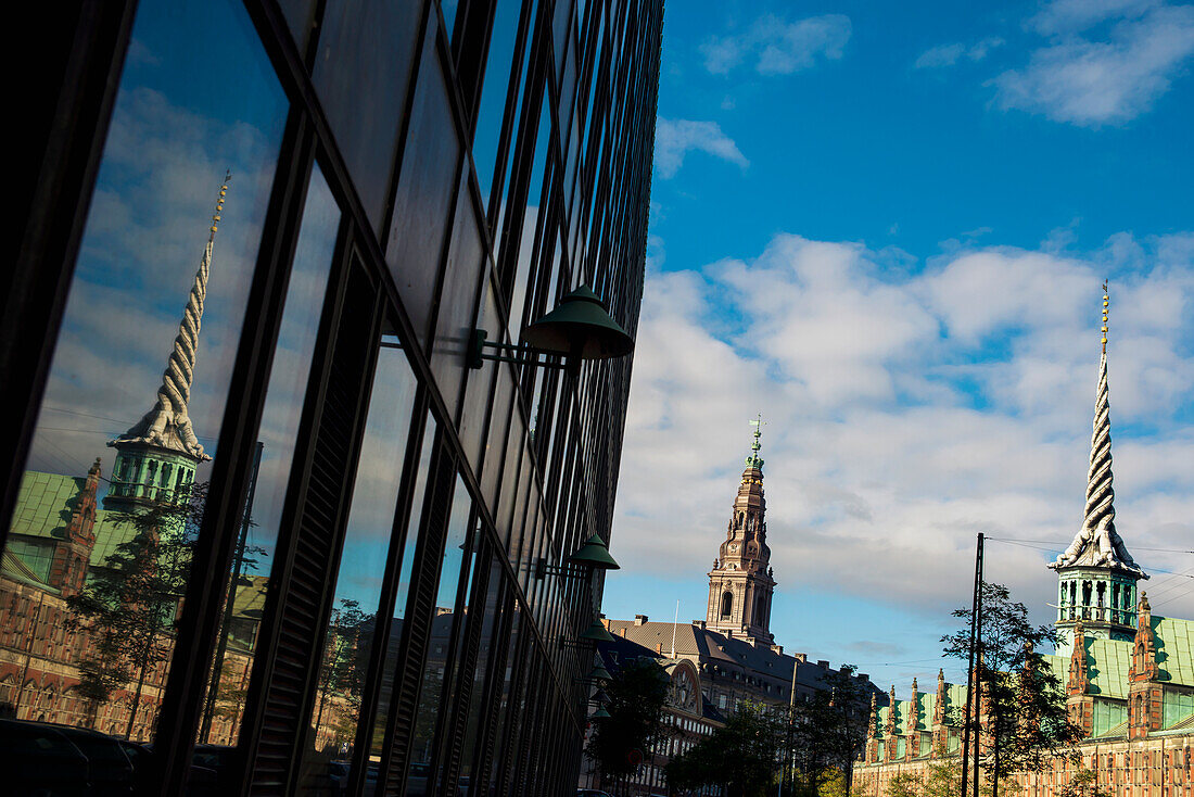 Dänemark,Blick auf die Holmenskirche und die Türme der Alten Börse,Kopenhagen